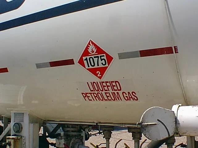Liquefied petroleum gas tanker with placard 1075